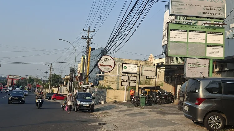 Halo RRI : Kabel Menggantung Rendah di Prof. Hamka Ngaliyan, Pengguna Jalan Resah