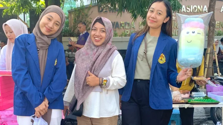 Laris Manis, Pedagang Arum Manis Boneka Raup Untung di CFD Semarang