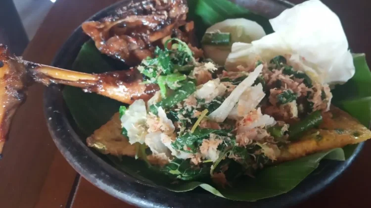 Lezatnya Ayam Bakar Manis Berpadu dengan Gudangan Gurih