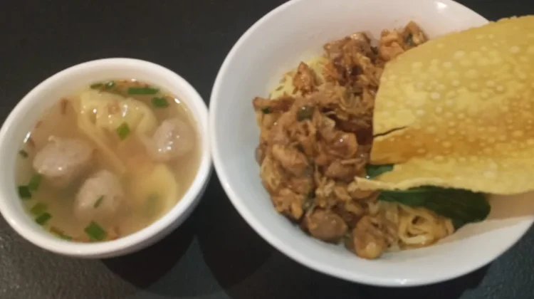 Nikmatnya Mie Ayam Komplit dengan Bakso dan Pangsit