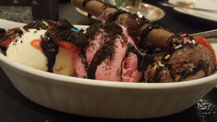 Segarnya Es Krim Dingin dengan Topping Astor Cokelat