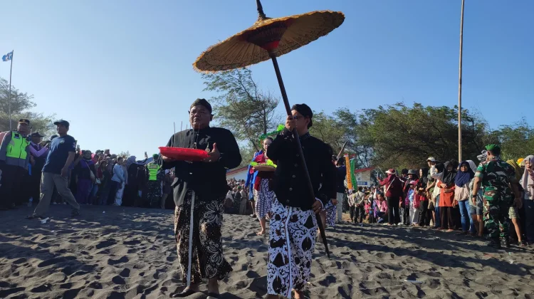 Ribuan Warga Padati Pantai Dewa Ruci Purworejo, Ikuti Sedekah Laut Merti Jaladri