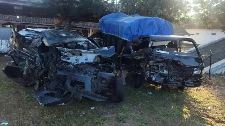 Kecelakaan Dua Mobil Akibatkan Satu Orang Meninggal dan Tiga Orang Luka-Luka
