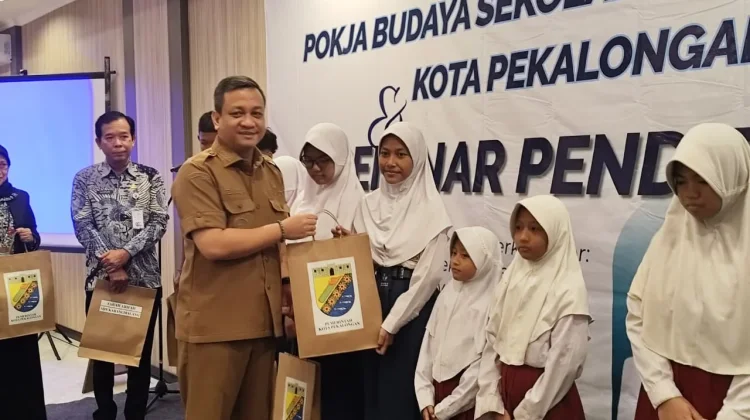 Ratusan Anak Yatim dan Keluarga Rentan Terima Seragam Sekolah Gratis