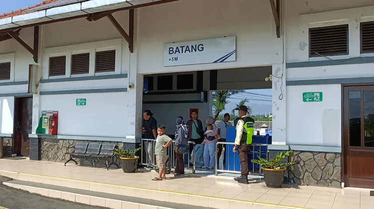 Kereta Api Masih Jadi Primadona, Stasiun Batang Ramai Penumpang Selama Liburan