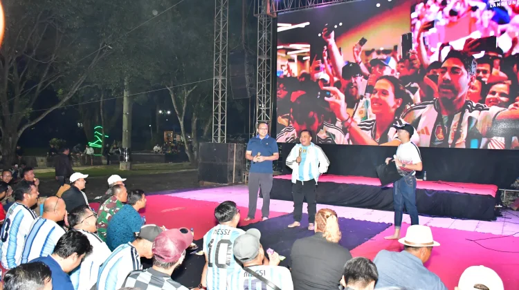 Nobar 16 Besar Piala Dunia, Ratusan Paket Jajan Gratis Diserbu Warga Pekalongan