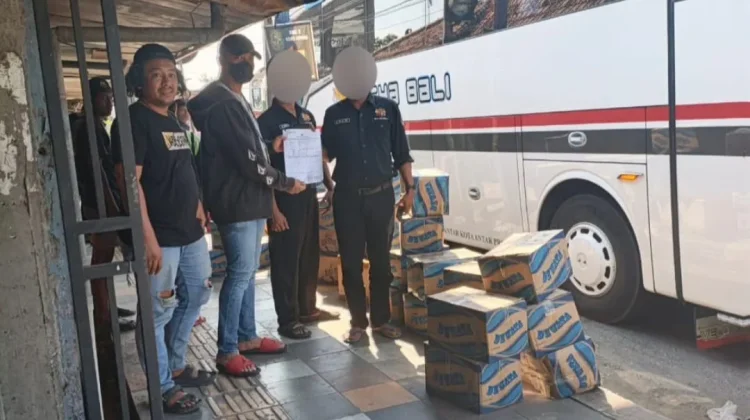 Polisi Sita Ribuan Botol Arak Bali dari Bus Antarkota di Juwana