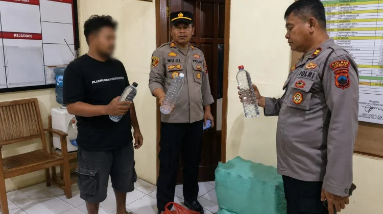 Polsek Karangawen Sita 130 Botol Arak, Diduga Bahan Baku Oplosan Es Moni