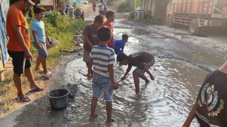 Protes Jalan Rusak, Warga Desa Godo Sulap Lubang Jalan Jadi Kolam Lele