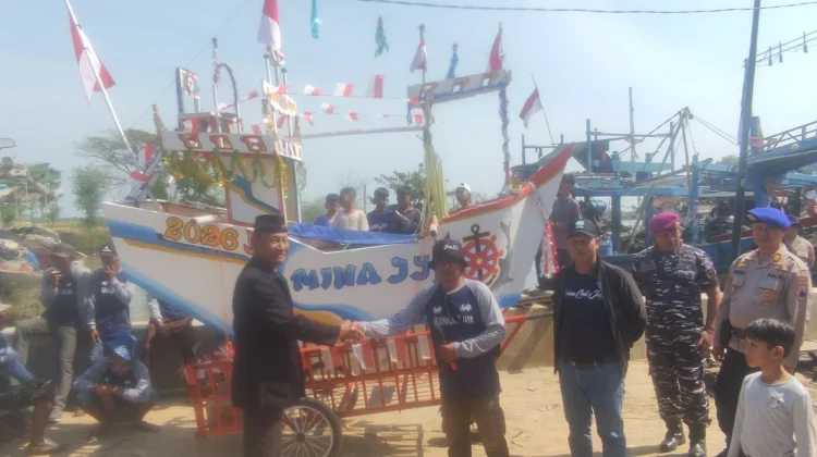 Ratusan Perahu Ramaikan Tradisi Sedekah Laut di Perairan Bandengan Kendal