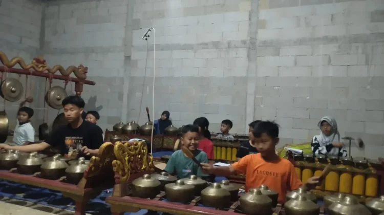 SKRM Squad Isi Libur Sekolah Anak Dengan Berlatih Gamelan