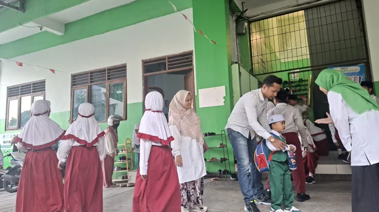 Halo RRI : ASN Apresiasi Kebijakan Ayah Antar Anak di Hari Pertama Masuk Sekolah