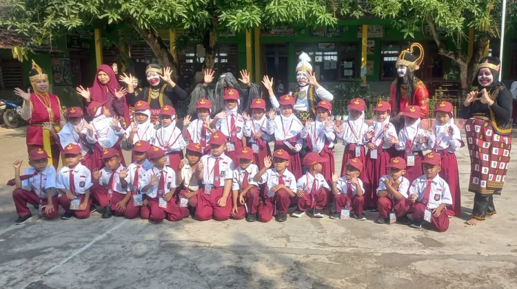 MPLS Unik, Guru SD 5 Karangbener Berkostum Wayang untuk Hibur Siswa Baru