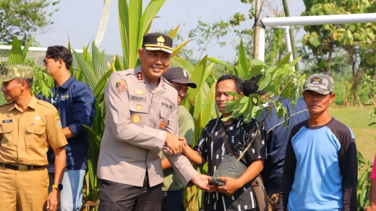 Hijaukan Desa Tunggulsari, Polres Kendal Tanam 700 Bibit Tanaman Buah Bareng Warga