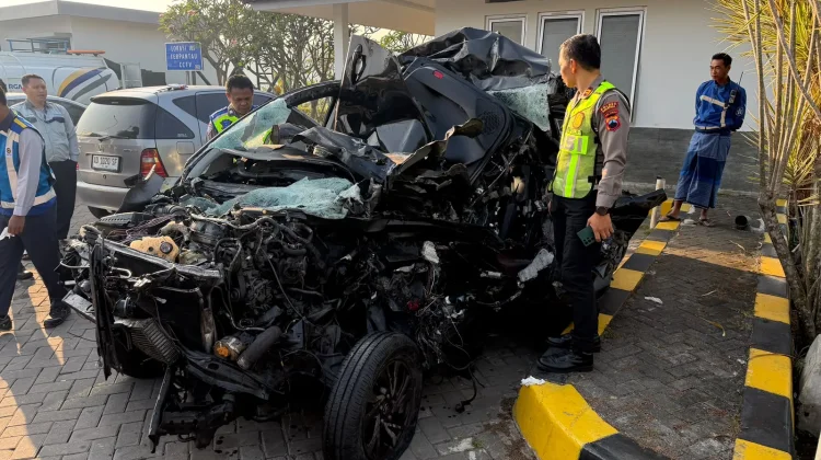 Minibus Tabrak Truk di Tol Bawen-Salatiga, Satu Orang Luka Berat