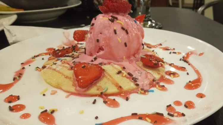 Nagihnya Pancake dengan Es Krim dan Buah Stroberi