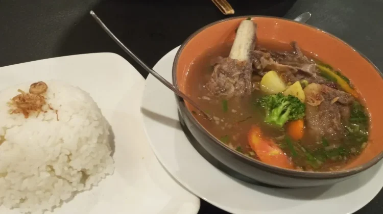 Resep Sup Iga Hangat dengan Sayuran Lengkap