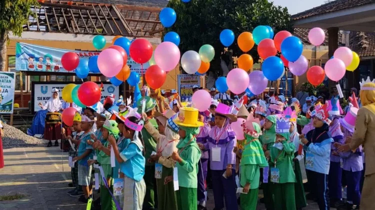 Siswa Baru SDN 1 Salaman Ikuti MPLS Dengan Riang Gembira