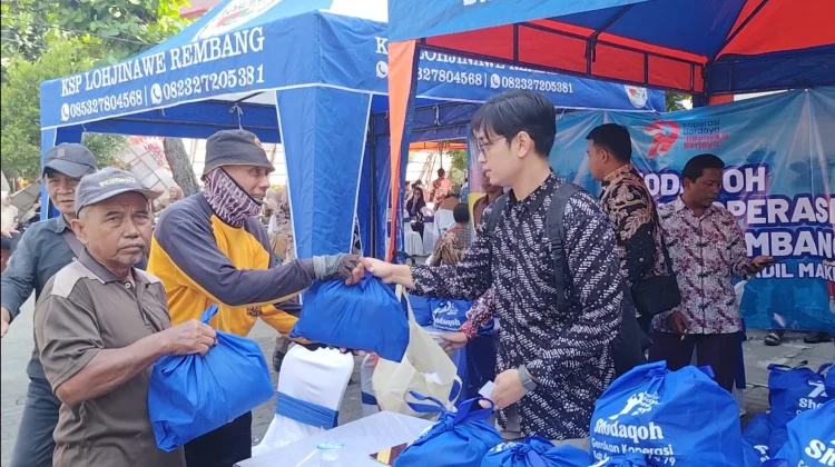 Hari Koperasi di Rembang Diwarnai Aksi Sosial dan Ngralisi Lontong Tuyuhan