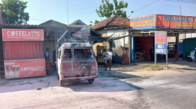 Mobil Terbakar Usai Isi BBM di SPBU Winong, Api Diduga Berasal dari Bawah Kemudi