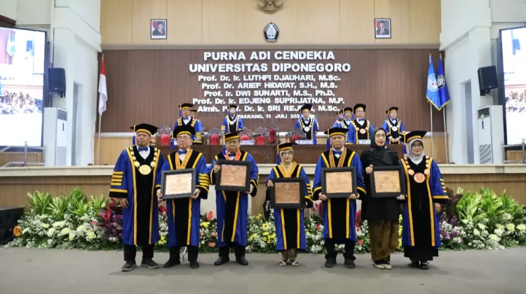 Undip Lepas Lima Guru Besar Terbaik dalam Upacara Purna Adi Cendekia