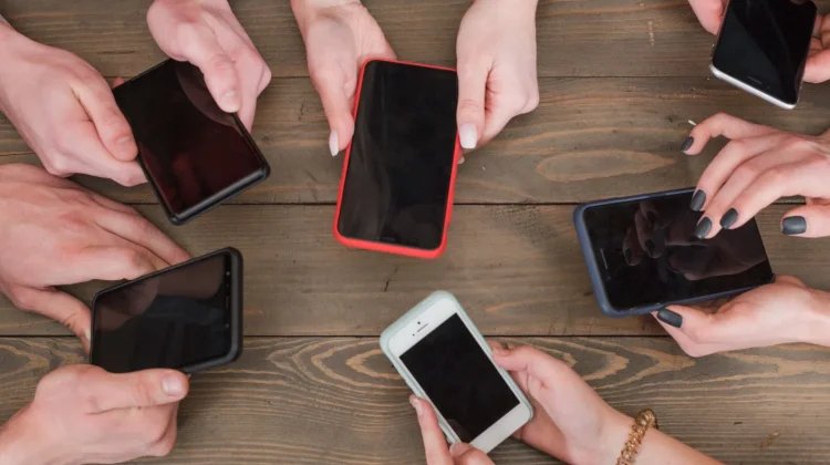 Phone Stacking, Solusi Mengurangi Distraksi saat Berkumpul