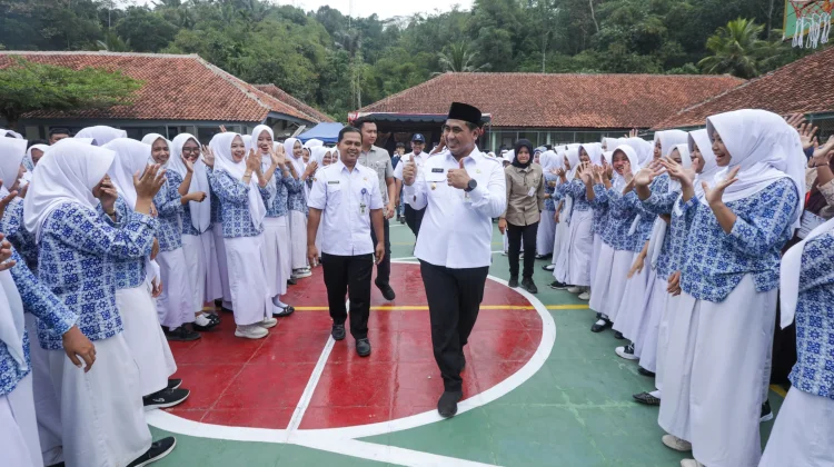 Tinjau MPLS, Wagub Pastikan Kebutuhan Guru di SMAN 1 Dayeuhluhur Terpenuhi
