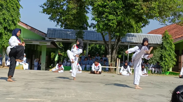 Atraksi Silat Meriahkan Pengenalan Ekstrakurikuler di MPLS SMPN 4 Batang