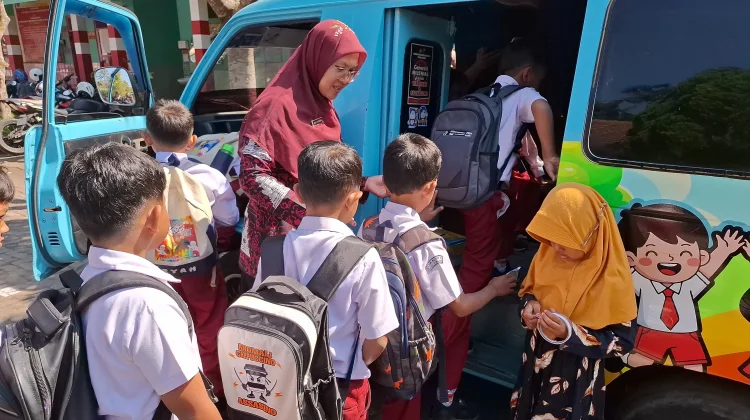 Kisah Guru di Tengaran, Selesai Mengajar Rela Jadi Sopir Antar Murid Pulang
