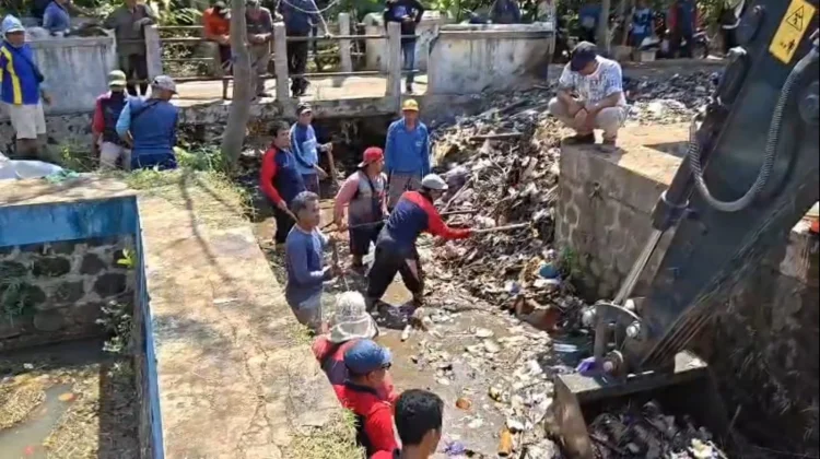 Saluran Irigasi Tersumbat Sampah, Petani Pekalongan Bergerak Cegah Gagal Panen