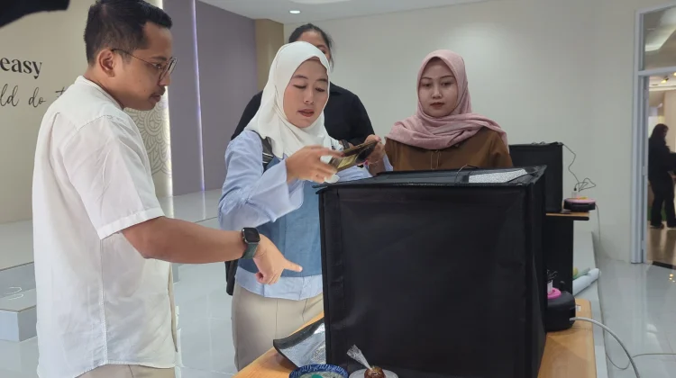 Pelatihan Digital Camp Bantu Pelaku UMK Semarang Tingkatkan Pemasaran Produk