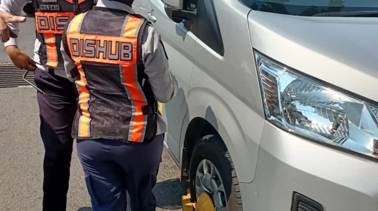 Dishub Kota Semarang Tindak Kendaraan Parkir Melanggar Aturan