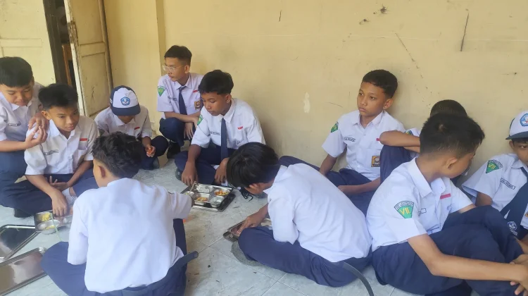 Program MBG Kembali Aktif, Ratusan Siswa SMPN 1 Kedungwuni Terima Makanan Bergizi
