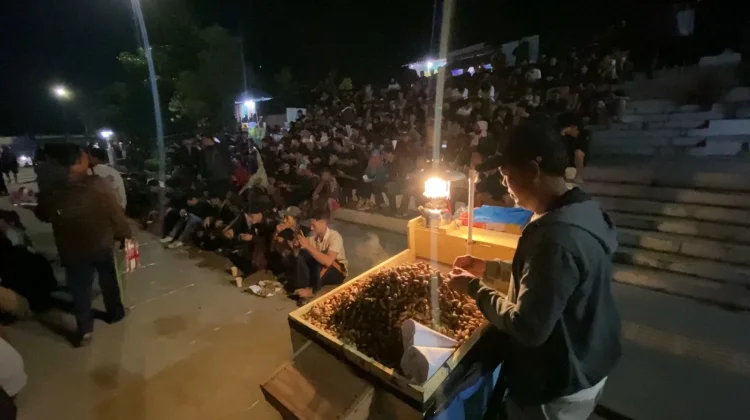 Lapak-lapak UMKM Ramaikan Nobar Final Piala Dunia di Alun-alun Kaliwungu Kendal