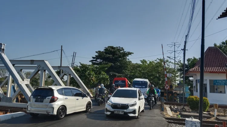 KA Barang Tertemper Sepeda Motor di Semarang, Perjalanan Sempat Tertunda