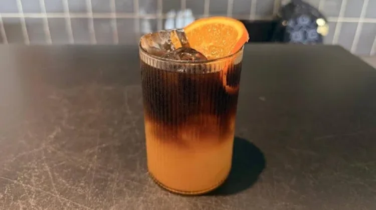Segarnya Es Espresso Orange yang Menggoda