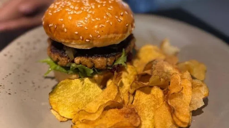 Cocoknya Beef Burger dengan Pendamping Keripik Kentang