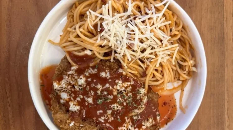 Resep Chicken Parmigiana dengan Spaghetti Topping Parutan Keju