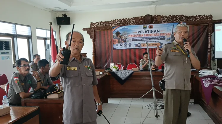 Gandeng RAPI, BPBD Batang Latih Perangkat Desa Gunakan HT untuk Hadapi Bencana
