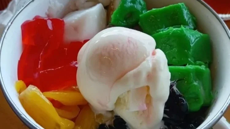 Segarnya Semangkuk Es Pisang Ijo yang Menggoda