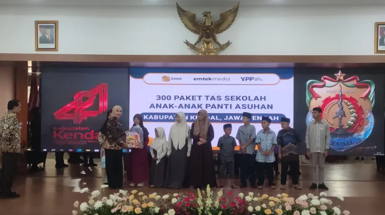 Pemkab Kendal Salurkan Bantuan Peralatan Sekolah kepada 300 Anak Kurang Mampu