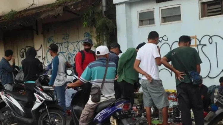 Lapak Barang Antik di Kota Lama Semarang Ramai Disebu Pembeli