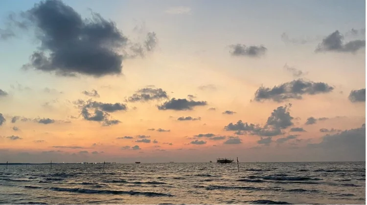 Deburan Ombak Menjadi Inspirasi untuk Menulis