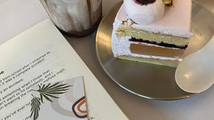 Membaca Buku di Coffee Shop Kian Diminati Anak Muda