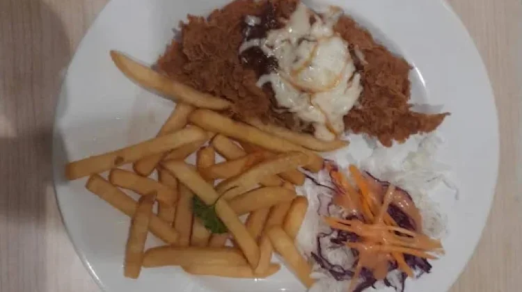 Sensasi Nikmatnya Makan Chicken Steak dengan Kentang Goreng