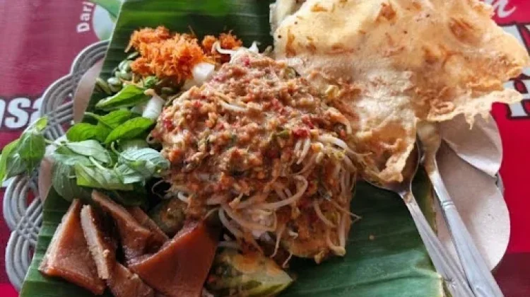 Jeroan dan Peyek Sebagai Lauk Andalan Lontong Pecel