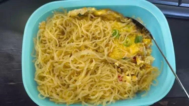 Cara Membuat Nasi Goreng dengan Bihun Goreng dan Telur Dadar Ala Rumahan