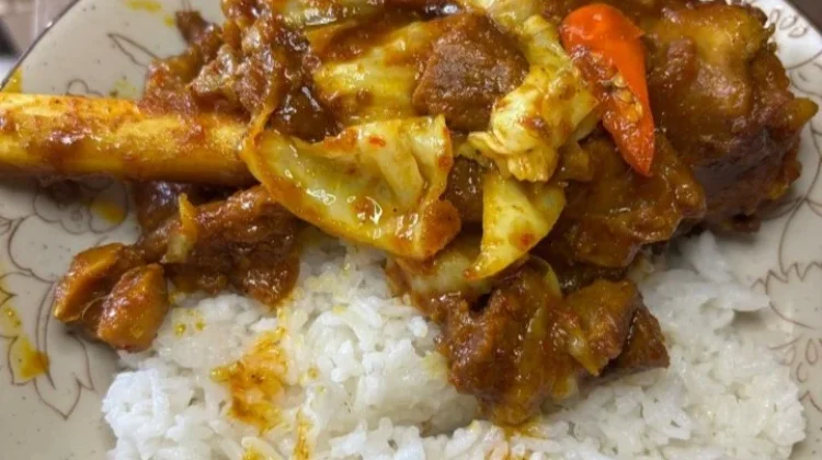 Nikmatnya Nasi Putih Hangat dengan Lauk Tengkleng Kambing