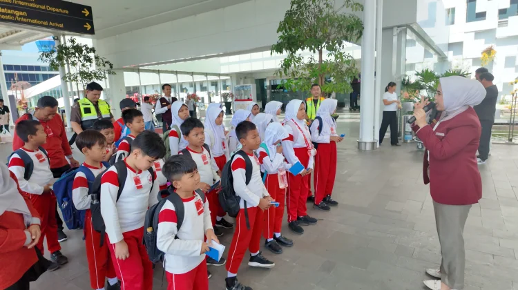 Hari Anak Nasional, Bandara Ahmad Yani Kenalkan Dunia Penerbangan kepada Siswa SD