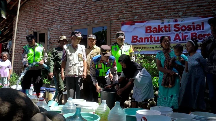 Polsek Bantarbolang Salurkan 5 Ribu Liter Air Bersih untuk Warga